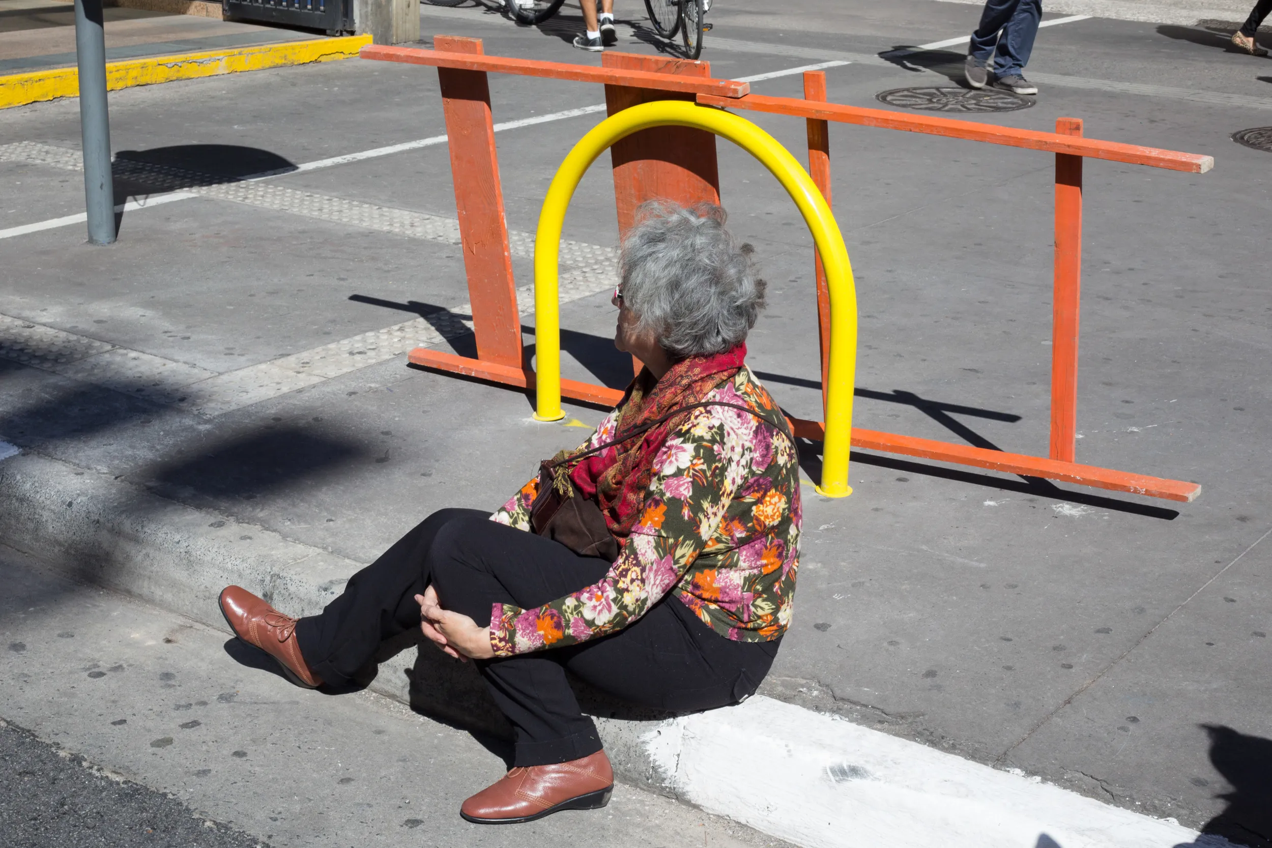 Tropeço, plate 16 — street photograph by Mario Lalau