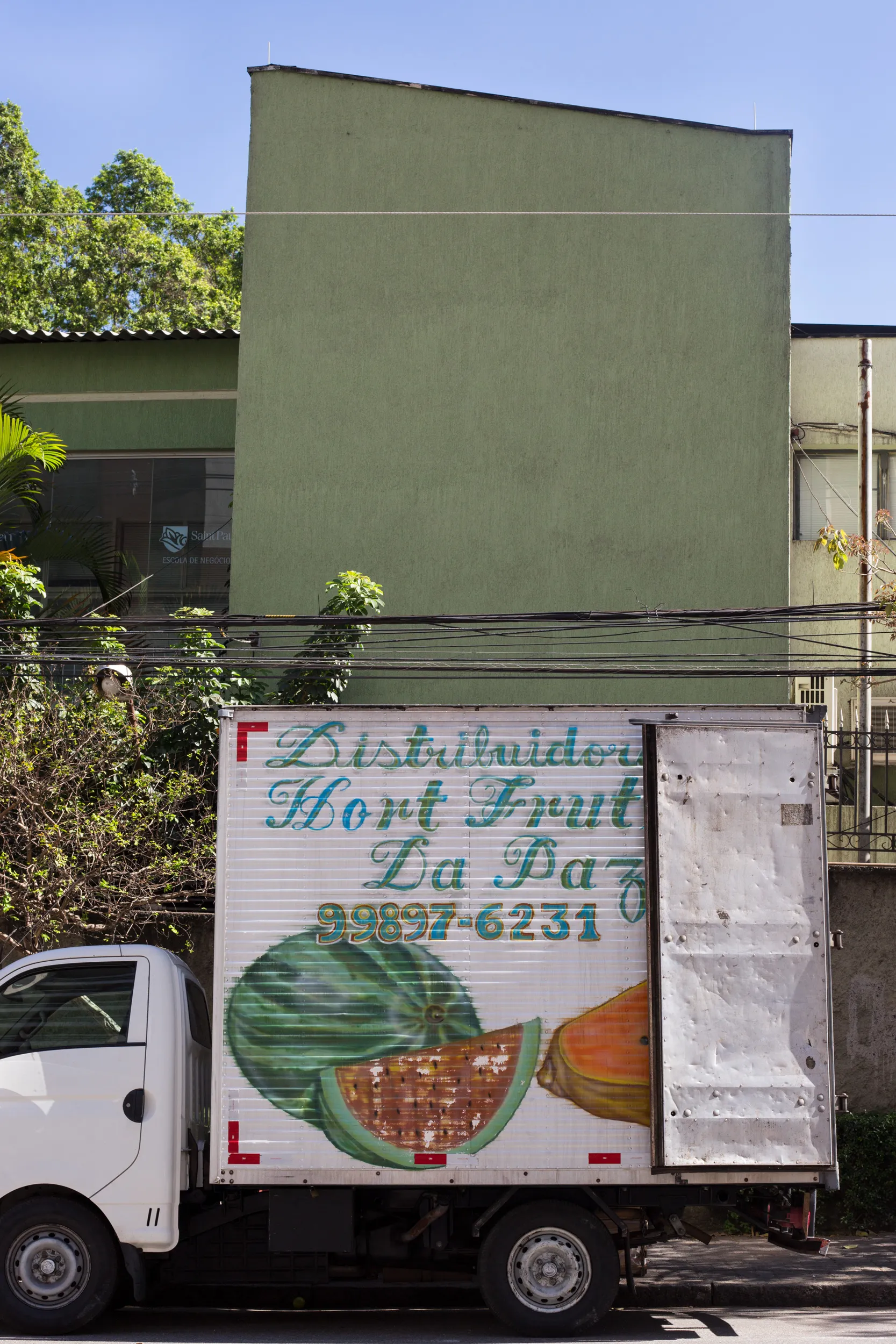Tropeço, plate 29 — street photograph by Mario Lalau